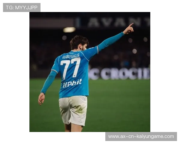 克瓦拉茨赫利亚单挑三人后冷静射门